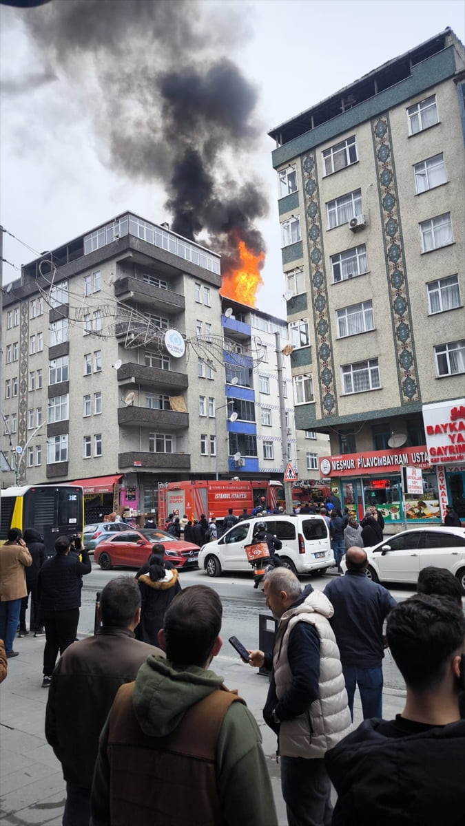 Sultangazi'de 5 katlı binanın çatı katında çıkan yangında dumandan etkilenen 2 kişi hastaneye...