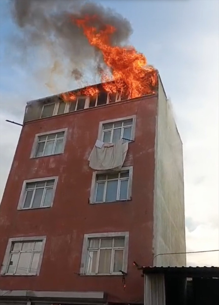 Sultangazi'de 5 katlı binanın en üst katında çıkan yangından kaçmak isterken tutunduğu gider...
