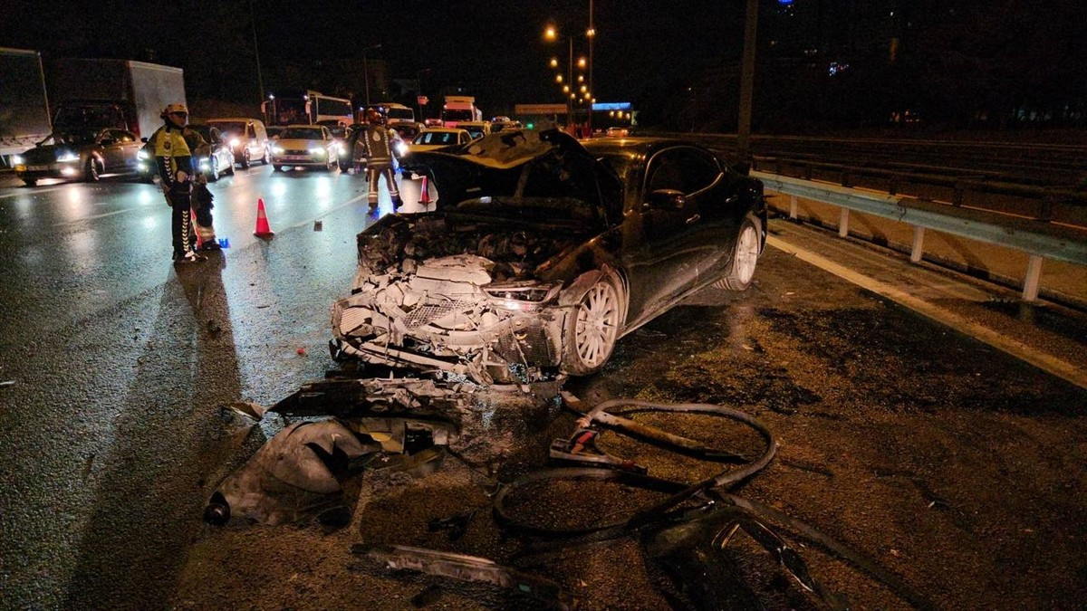 Sultangazi'de bir otomobile arkadan çarpan lüks otomobilin sürücüsü aracını bırakıp...