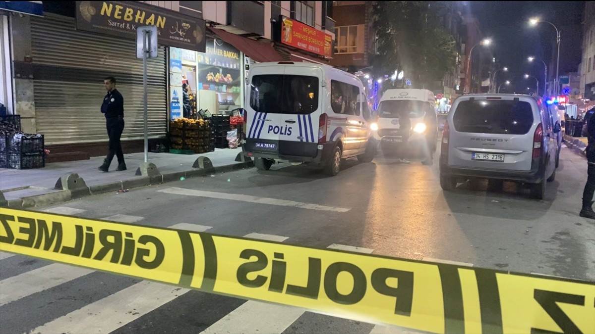 Sultangazi'de boşandığı eşinin eski kocasını silahla öldürdükten sonra intihar girişiminde bulunan...