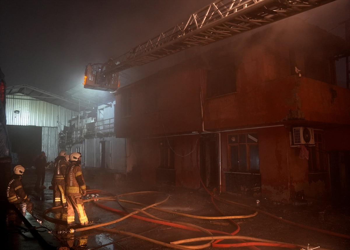 Sultangazi'de elektrik trafosunda başlayıp bir iş yerinin kömür deposuna sıçrayan yangın itfaiye...