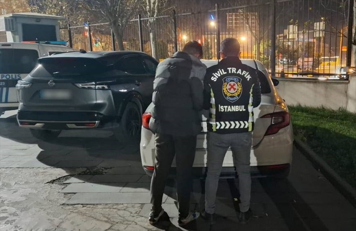 Sultangazi'de kırmızı ışıkta durmayarak, yolun karşısına geçmek isteyen yayayı tehlikeye düşüren...