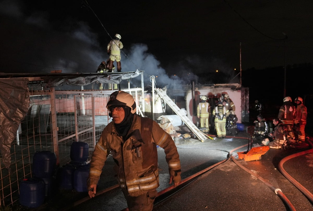 Sultangazi'de marangoz atölyesinde başlayıp, bitişiğindeki halı yıkama dükkanına sıçrayan yangın...