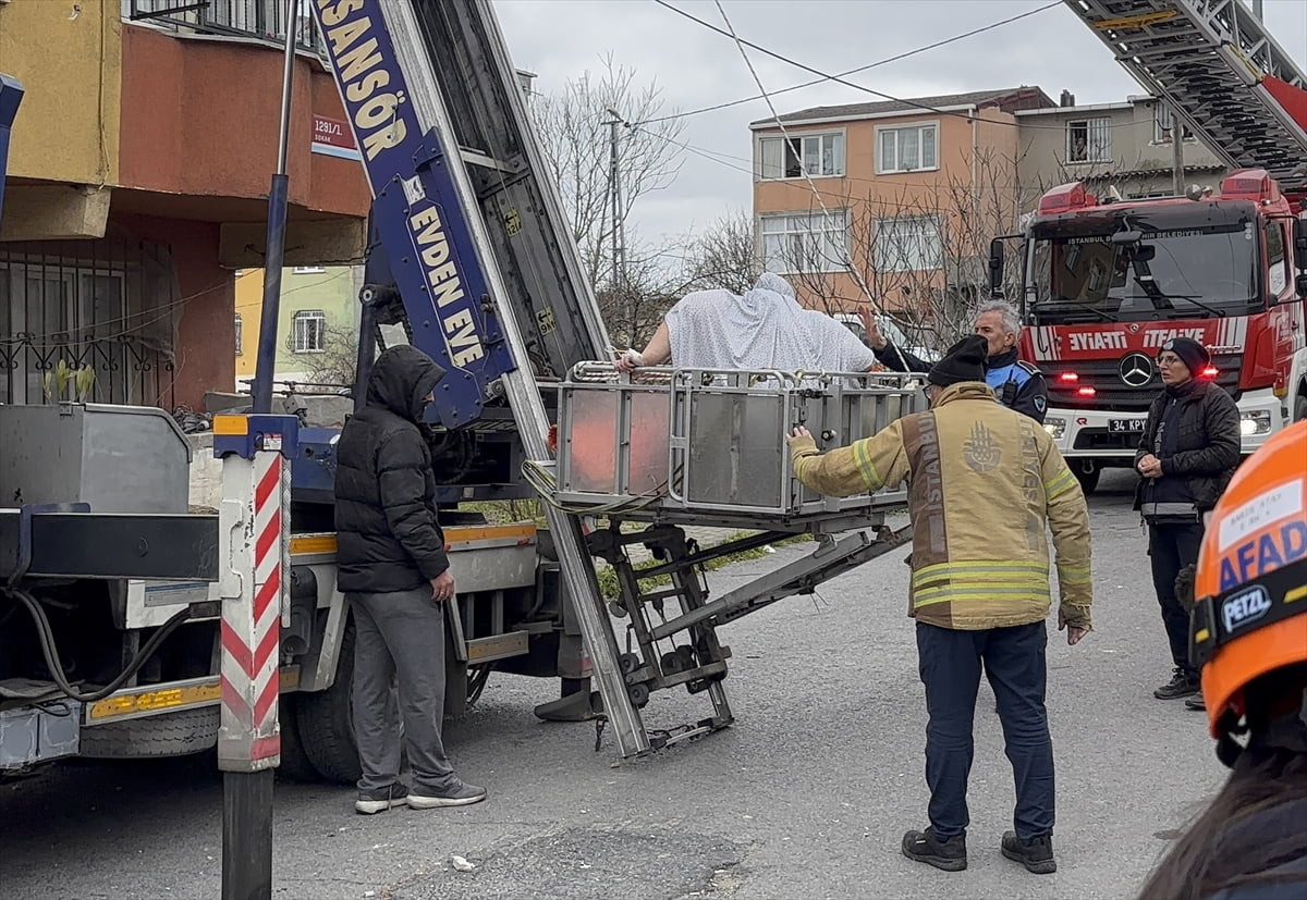 Sultangazi'de yaşayan 240 kilogram ağırlığındaki morbid obezite hastalığı nedeniyle hareket...