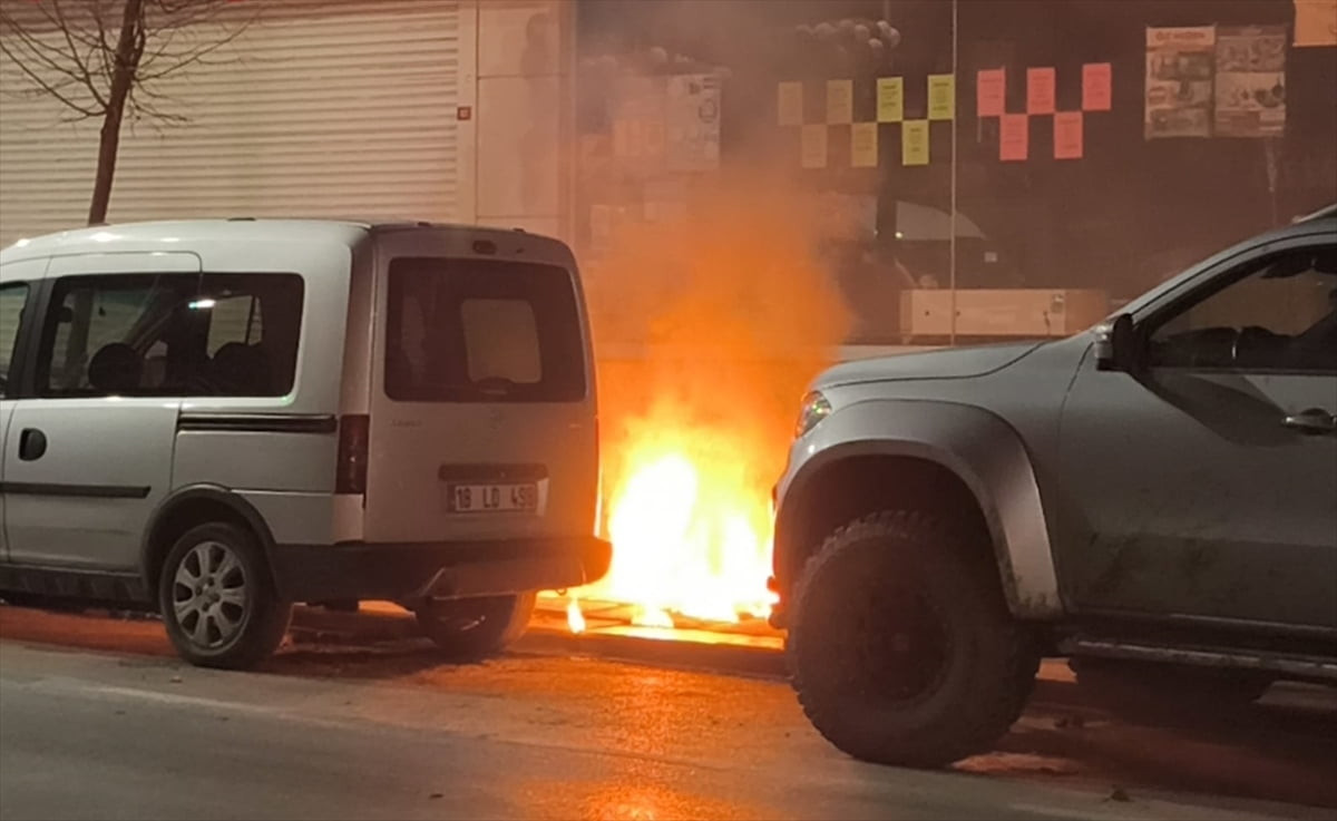 Sultangazi'de yer altındaki elektrik kablolarda patlama meydana geldi. Patlamanın ardından...