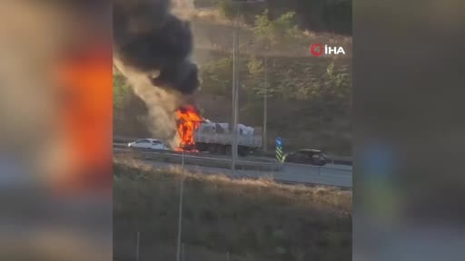 Sultangazi’de malzeme yüklü kamyon alev alev yandı