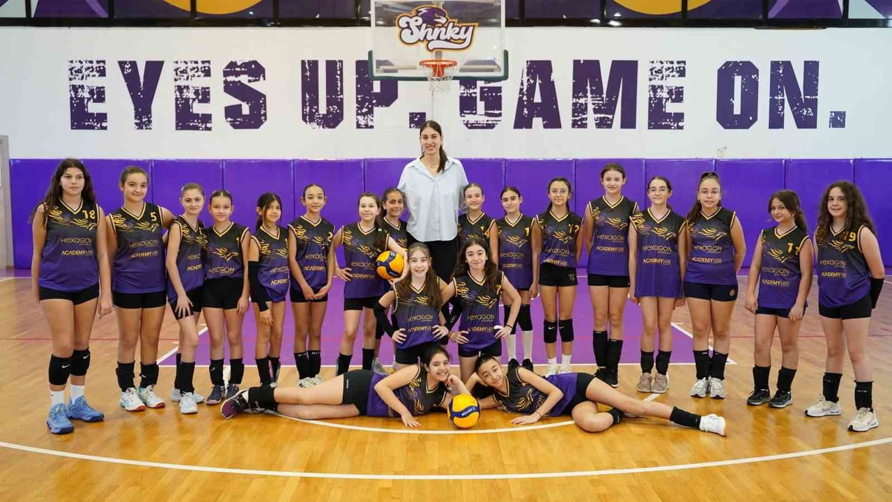 SULTANLAR LİGİ’NDE FORMA GİYEN MİLLİ VOLEYBOLCU KÜBRA AKMAN, 19 MAYIS ATATÜRK’Ü ANMA, GENÇLİK VE...