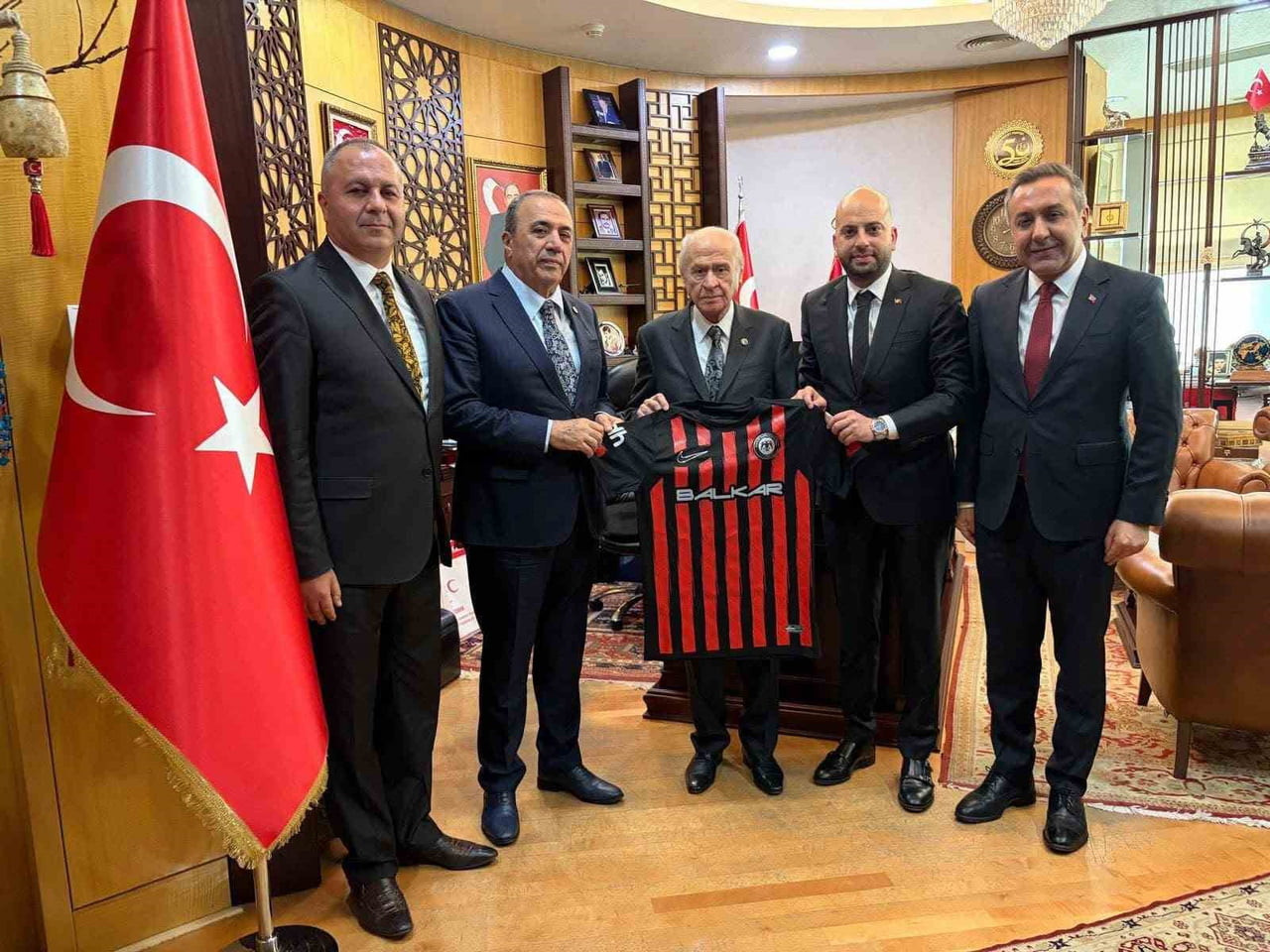 SUNGURLU BELEDİYE BAŞKANI MUHSİN DERE VE BERABERİNDEKİ ÇORUM HEYETİ, MHP GENEL BAŞKANI DR. DEVLET...