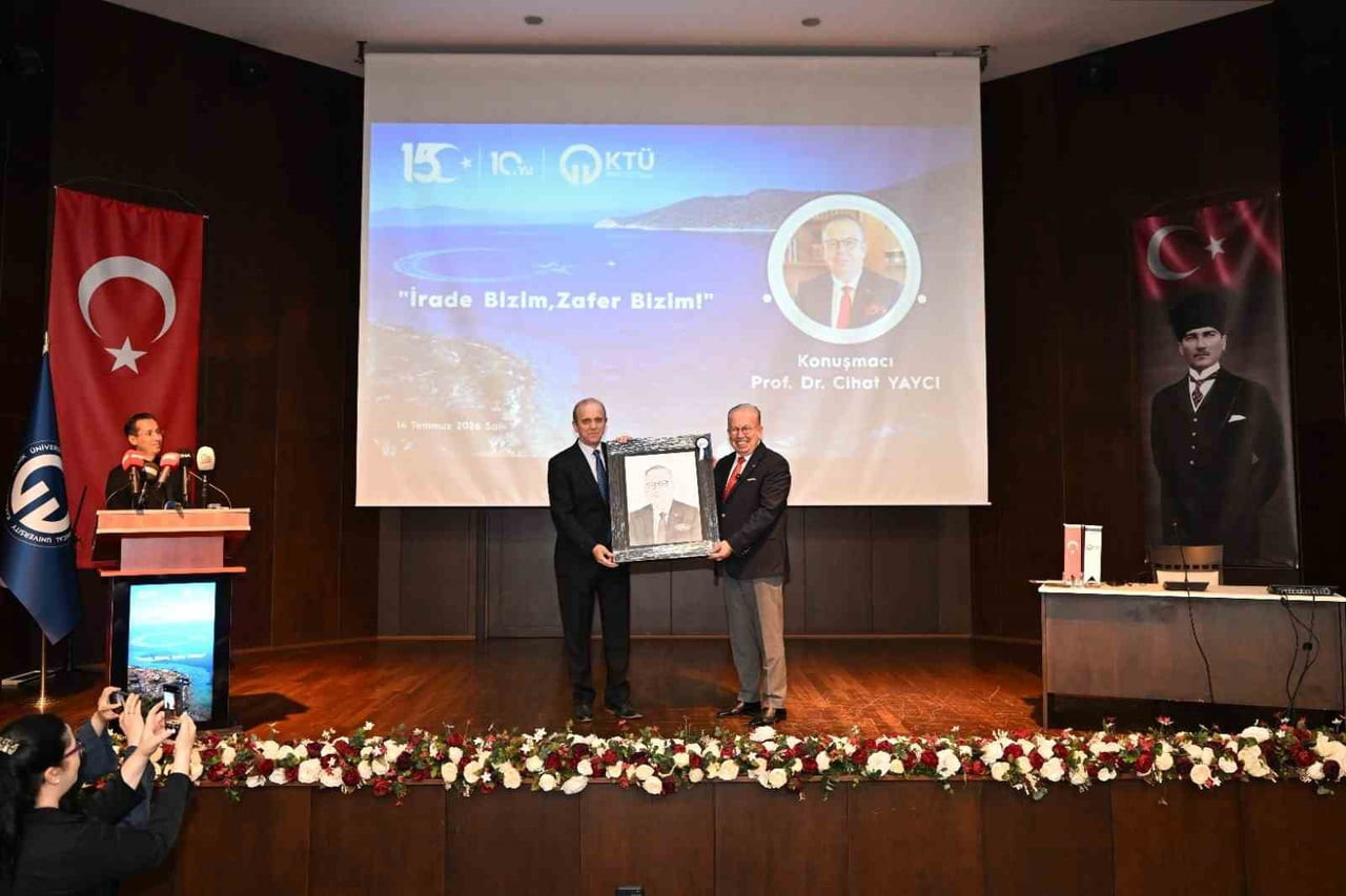 SUNUMUN ARDINDAN PROF. DR. CİHAT YAYCI’YA, REKTÖR PROF. DR. HAMDULLAH ÇUVALCI TARAFINDAN TEŞEKKÜR...