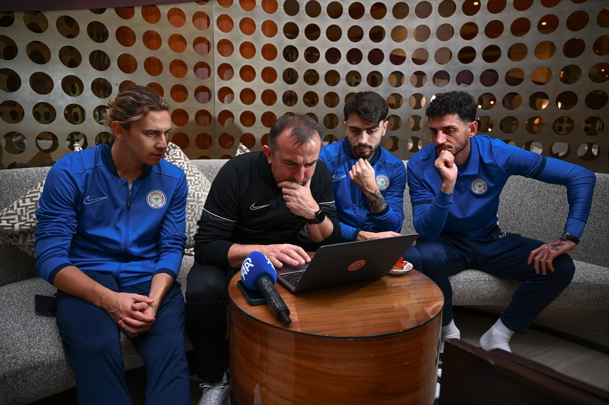 Süper Lig takımlarından Çaykur Rizespor'un teknik direktörü Recep Uçar (sol 2), Anadolu Ajansının...