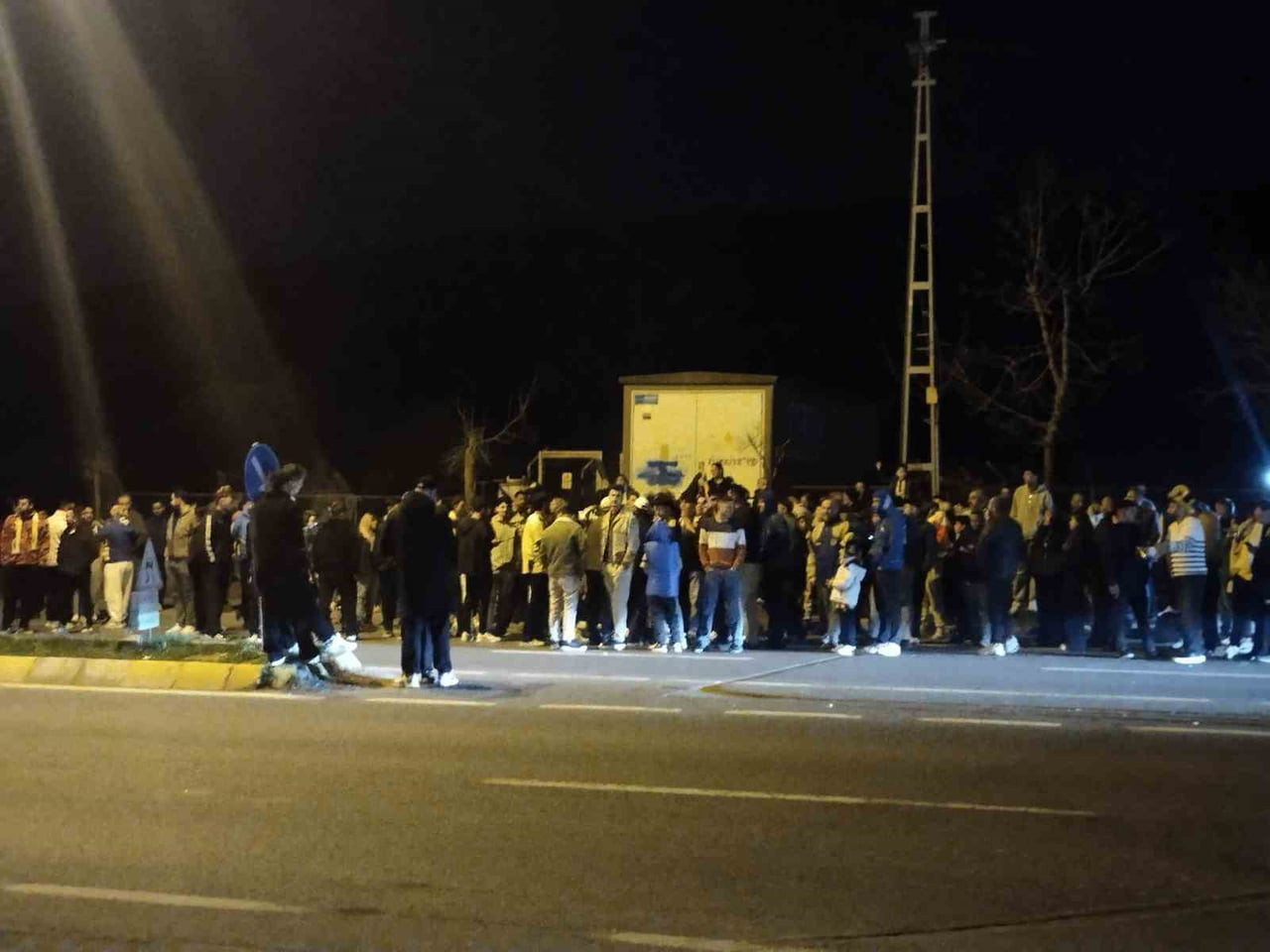 SÜPER LİG’DE FENERBAHÇE’NİN BEŞİKTAŞ’I 1-0 MAĞLUP ETMESİNİN ARDINDAN SARI-LACİVERTLİ TARAFTARLAR...