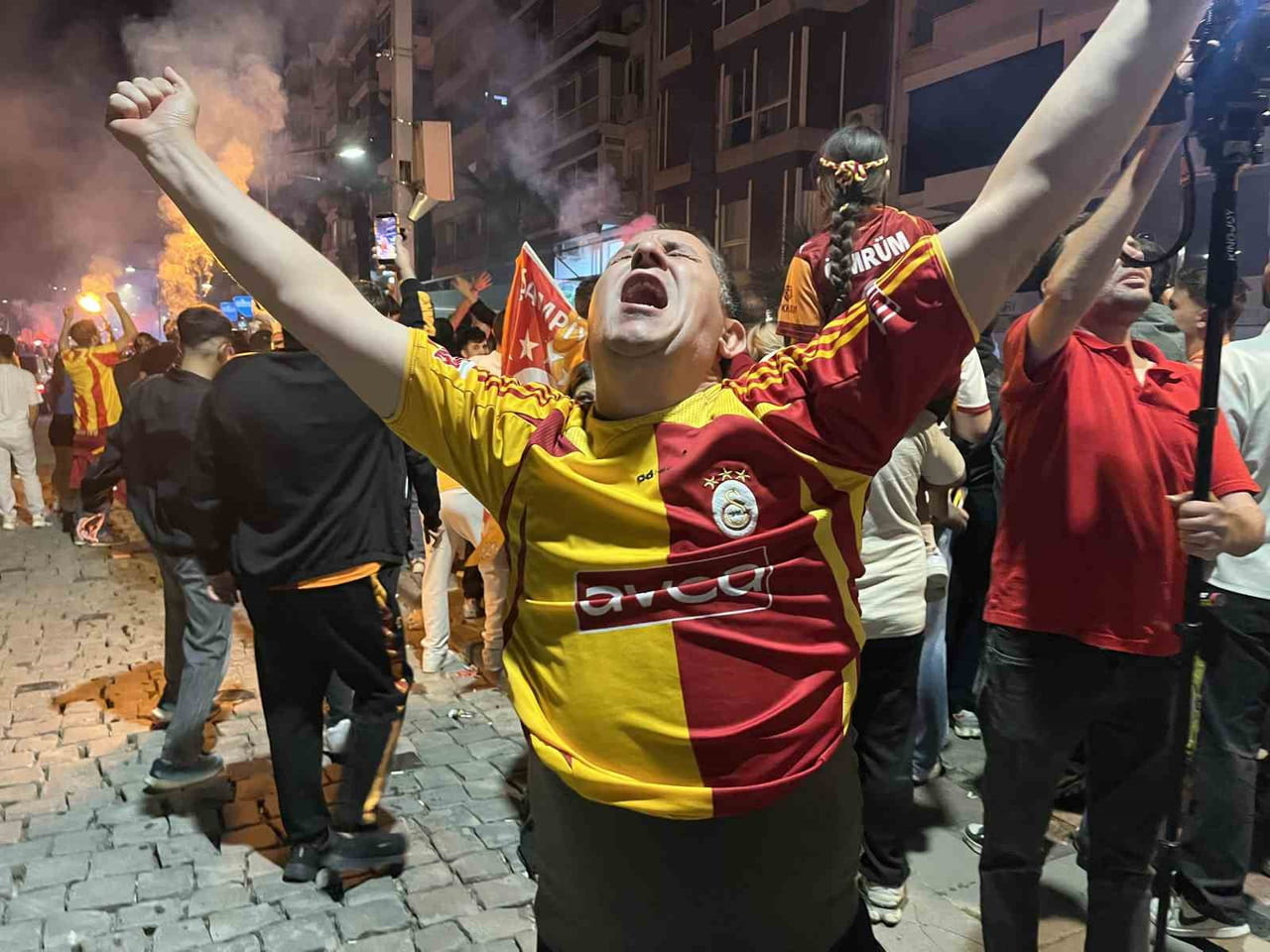 SÜPER LİG’DE GALATASARAY’IN ŞAMPİYONLUĞUNU İLAN ETMESİYLE BİRLİKTE İZMİR’DE BİNLERCE...