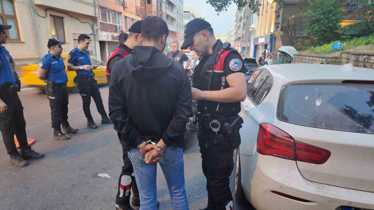 ŞÜPHE ÜZERİNE DURDURULAN BİR MOTOSİKLETTE 4.2 GRAM KOKAİN VE 41 BİN 500 TL NAKİT PARA ELE...