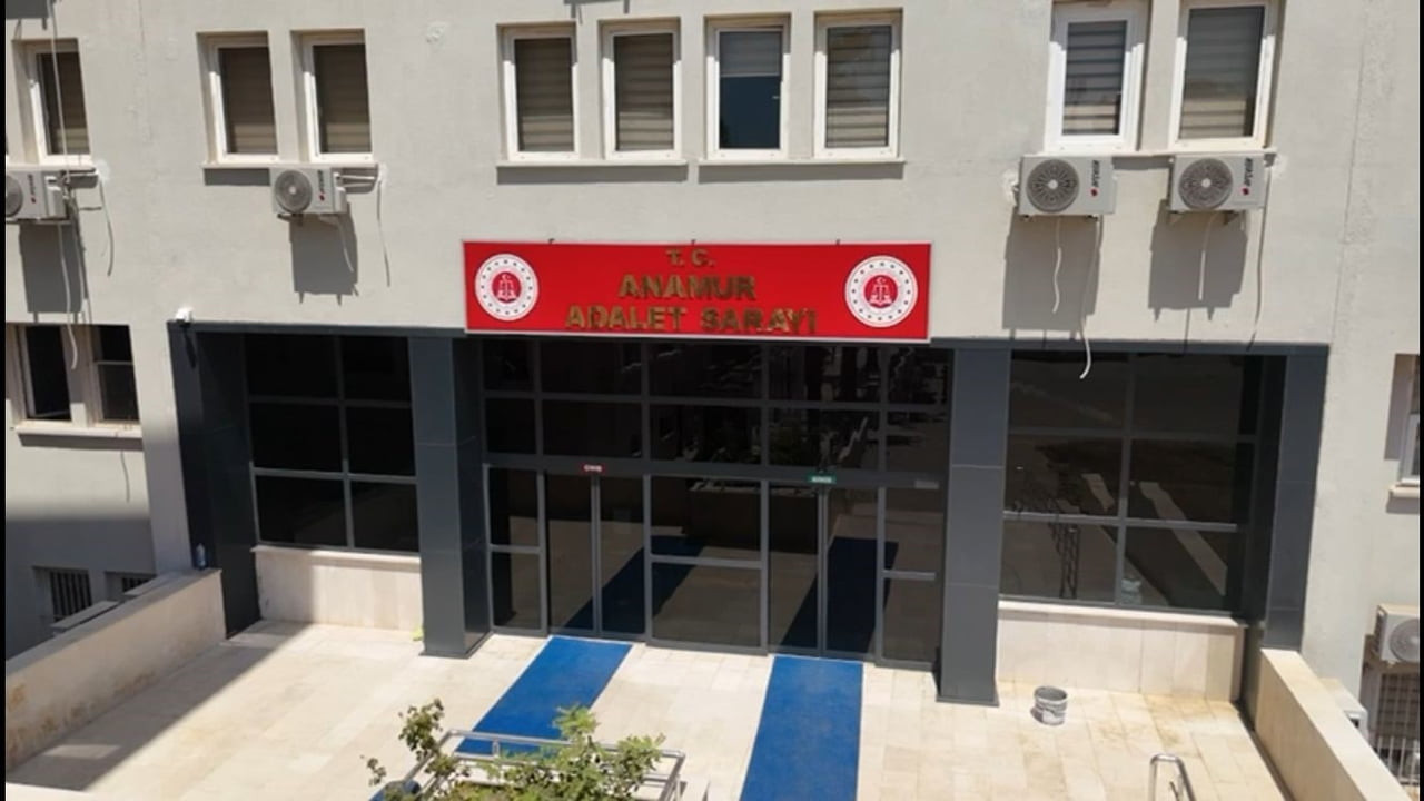 ŞÜPHELİ ANAMUR ADLİYESİNDE MAHKEMEYE ÇIKARTILIP TUTUKLANDI.