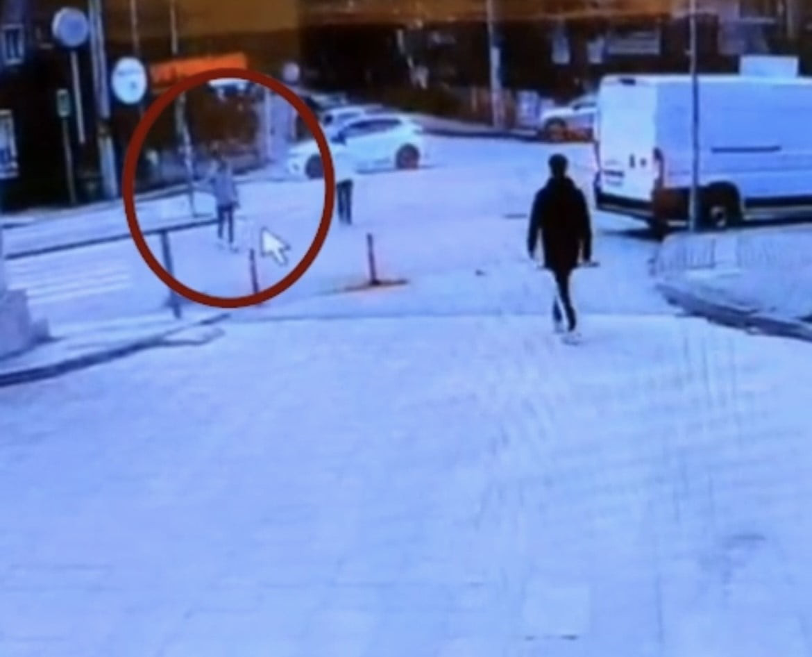 ŞÜPHELİ GÜVENLİK KAMERASINA YANSIDI.