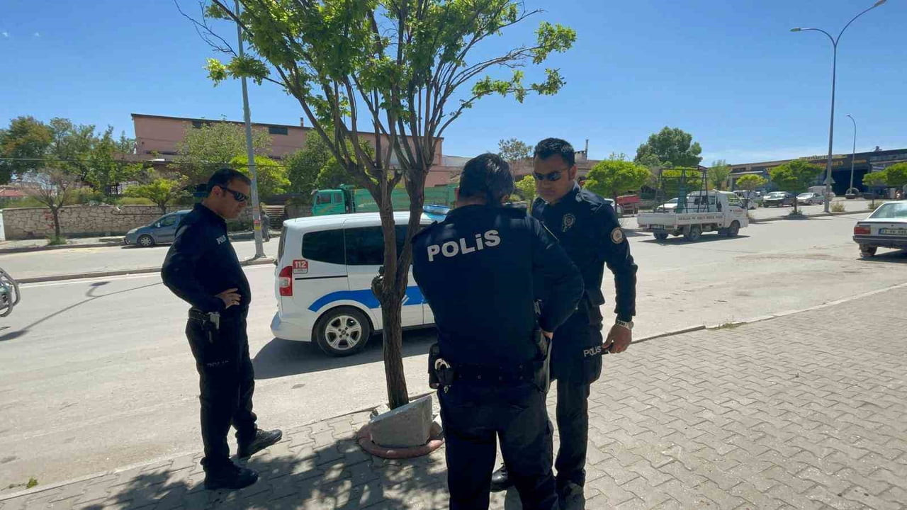 ŞÜPHELİ, POLİS EKİPLERİNCE KISA SÜREDE YAKALANARAK GÖZALTINA ALINDI.