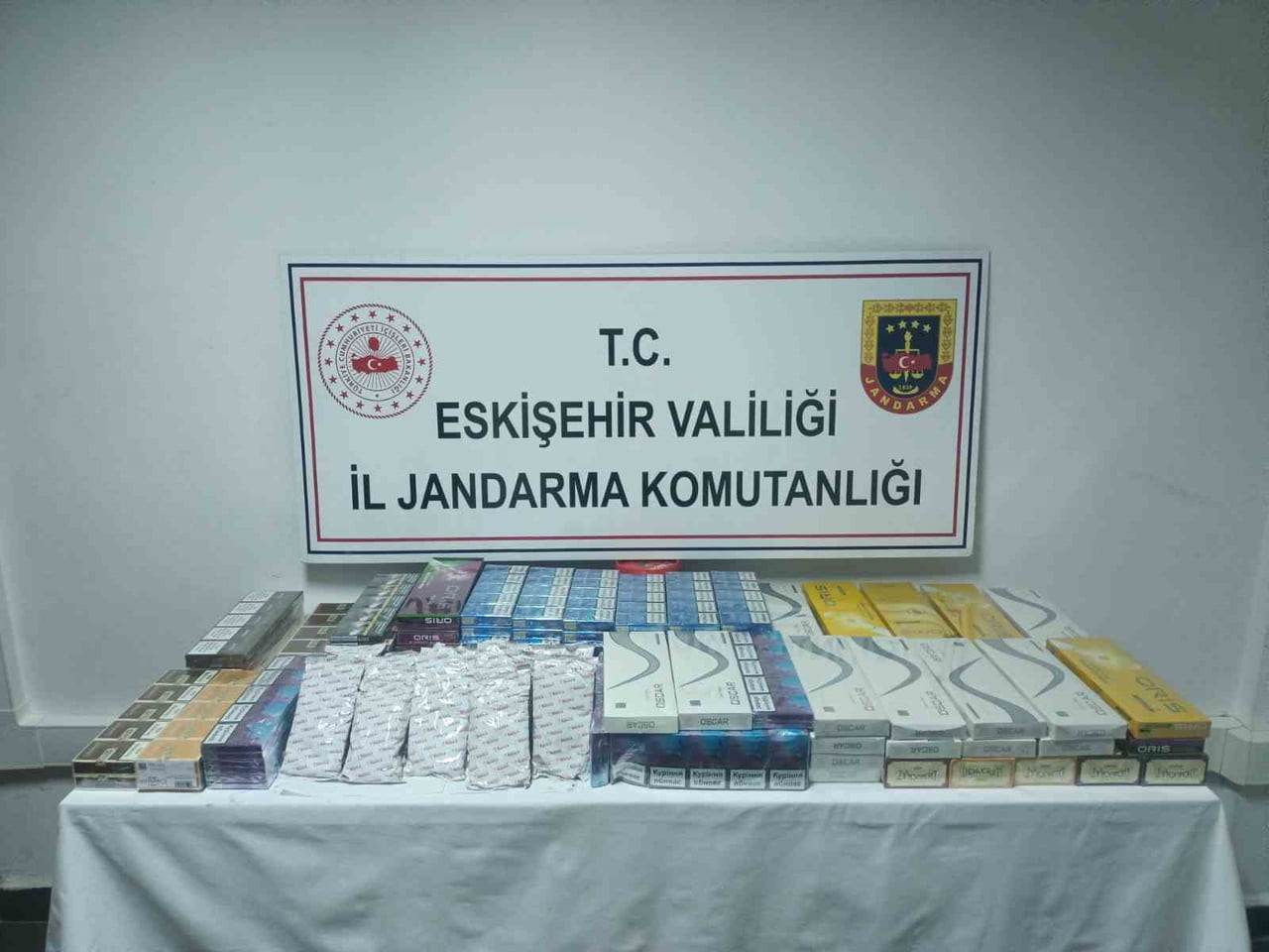 ŞÜPHELİ ŞAHSIN ARACINDA YAPILAN ARAMADA 856 PAKET FATURASIZ, BANDROLSÜZ VE HOLOGRAMSIZ GÜMRÜK...