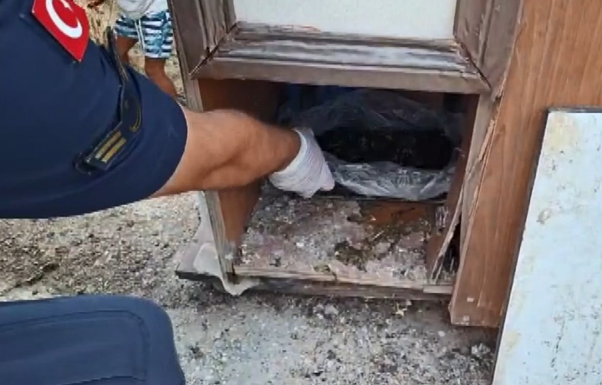 ŞÜPHELİLERDEN BİRİNİN ADRESİNDEKİ KÜMESTE KENEVİRLER, BİR BAŞKASININ ÇELİK KASASINDA İSE RUHSATSIZ...