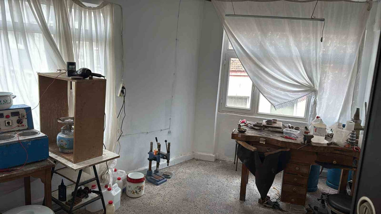 ŞÜPHELİNİN İŞ YERİNDE YAPILAN ARAMADA SATIŞA HAZIR HALE GETİRİLMİŞ, 472 SAHTE ALTIN İLE ÇOK SAYIDA...