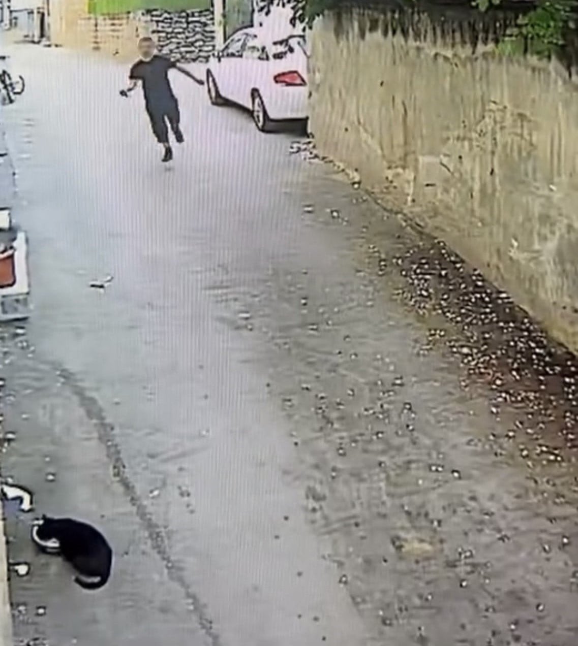 ŞÜPHELİNİN KAÇIŞI GÜVENLİK KAMERASINA YANSIDI.