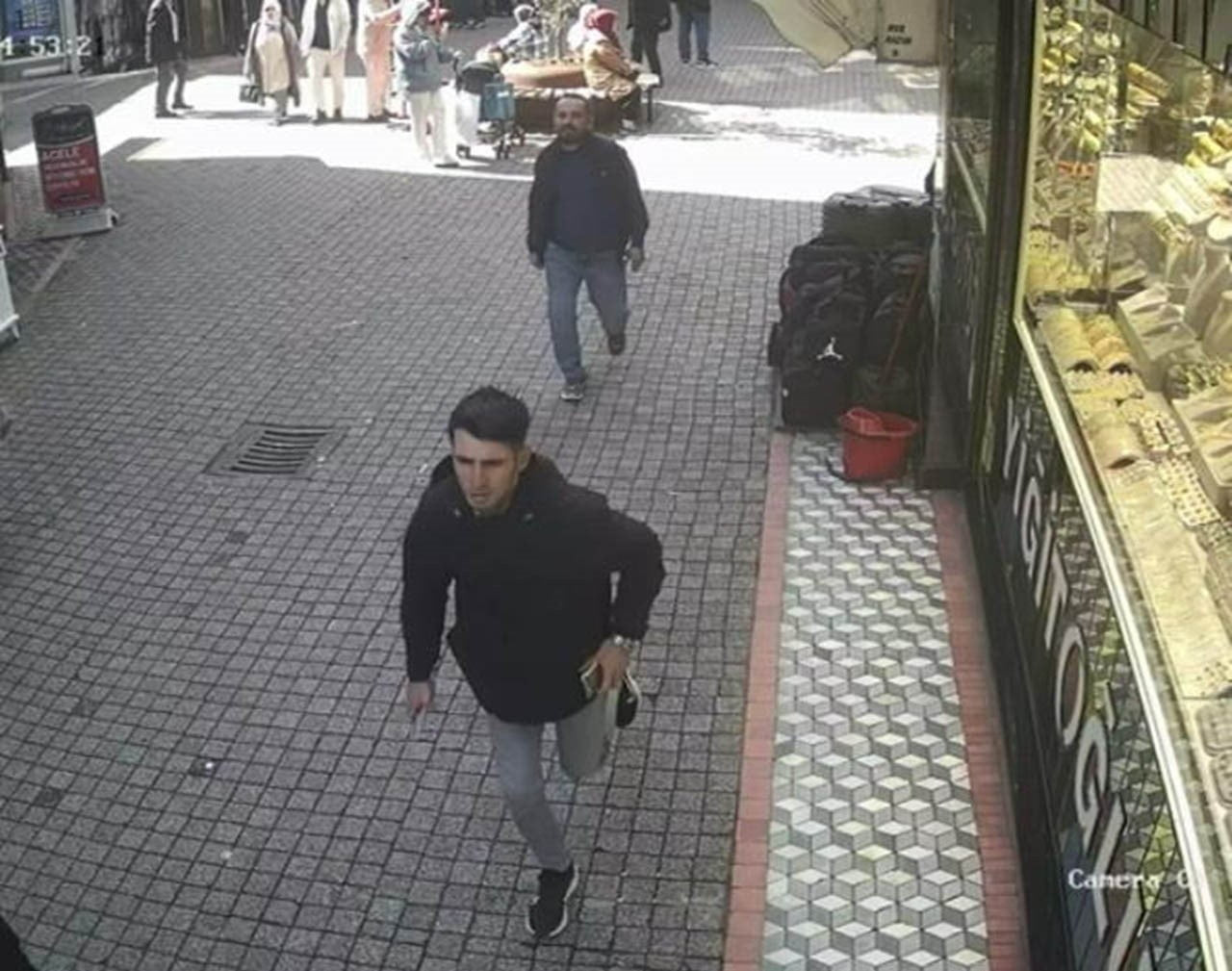 ŞÜPHELİNİN "PARA ARABADA" DİYEREK KUYUMCU DÜKKANINDAN ALDIĞI ALTINLA KAÇTIĞI ANLAR GÜVENLİK...