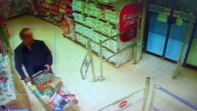 ŞÜPHELİNİN SEPETİ DOLDURARAK MARKETTE DOLAŞTIĞI ANLAR KAMERAYA YANSIDI.