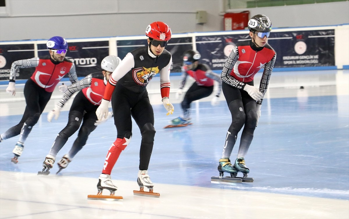 Sürat pateni branşında katıldığı Dünya Turu ile Kış Gençlik Olimpiyatları'nda dereceleri bulunan...