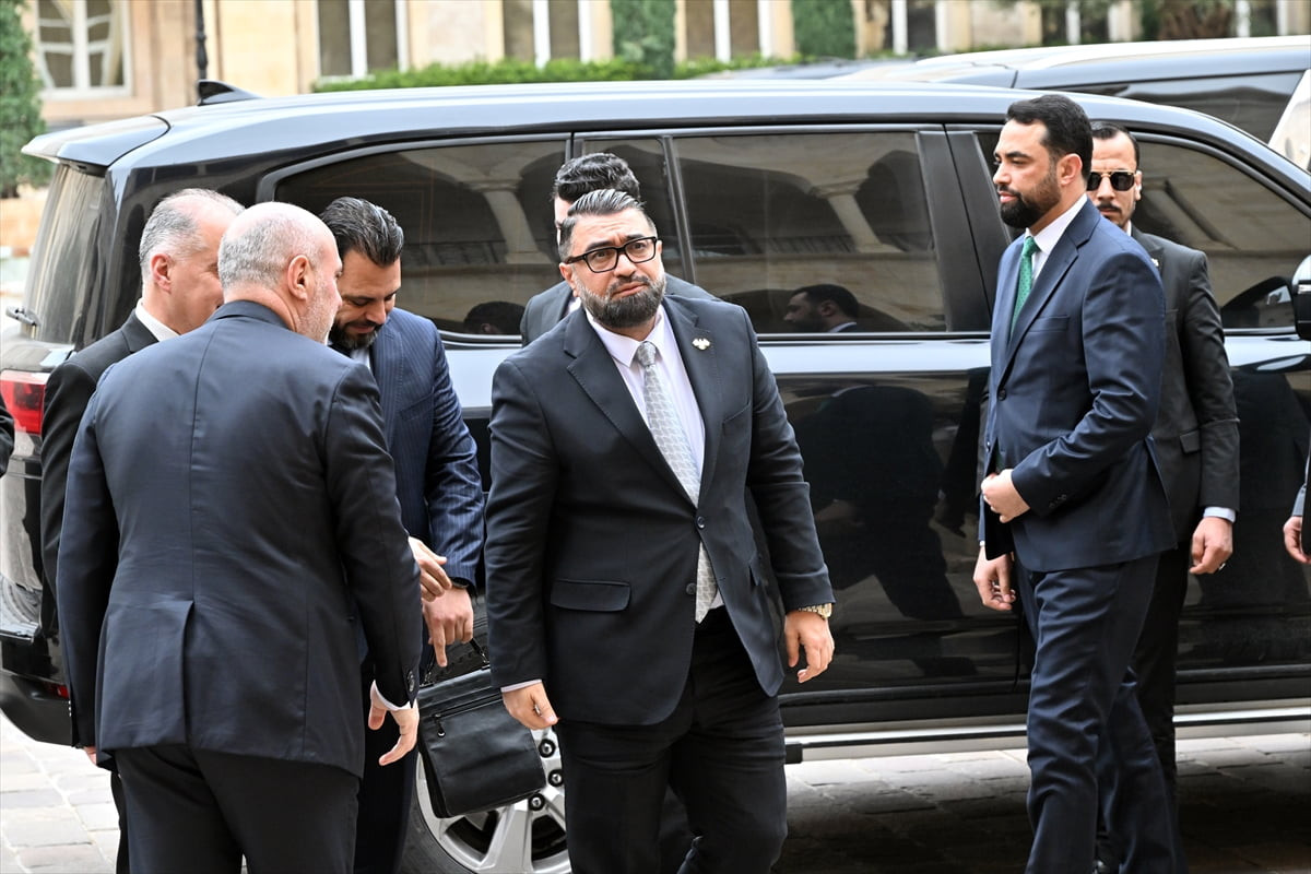 Suriye Adalet Bakanı Mazhar el-Veys (ortada), resmi temaslarda bulunmak üzere geldiği Lübnan'ın...