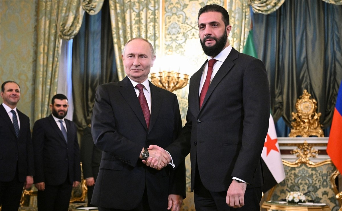 Suriye Cumhurbaşkanı Ahmed Şara, Moskova’da Rusya Devlet Başkanı Vladimir Putin ile...