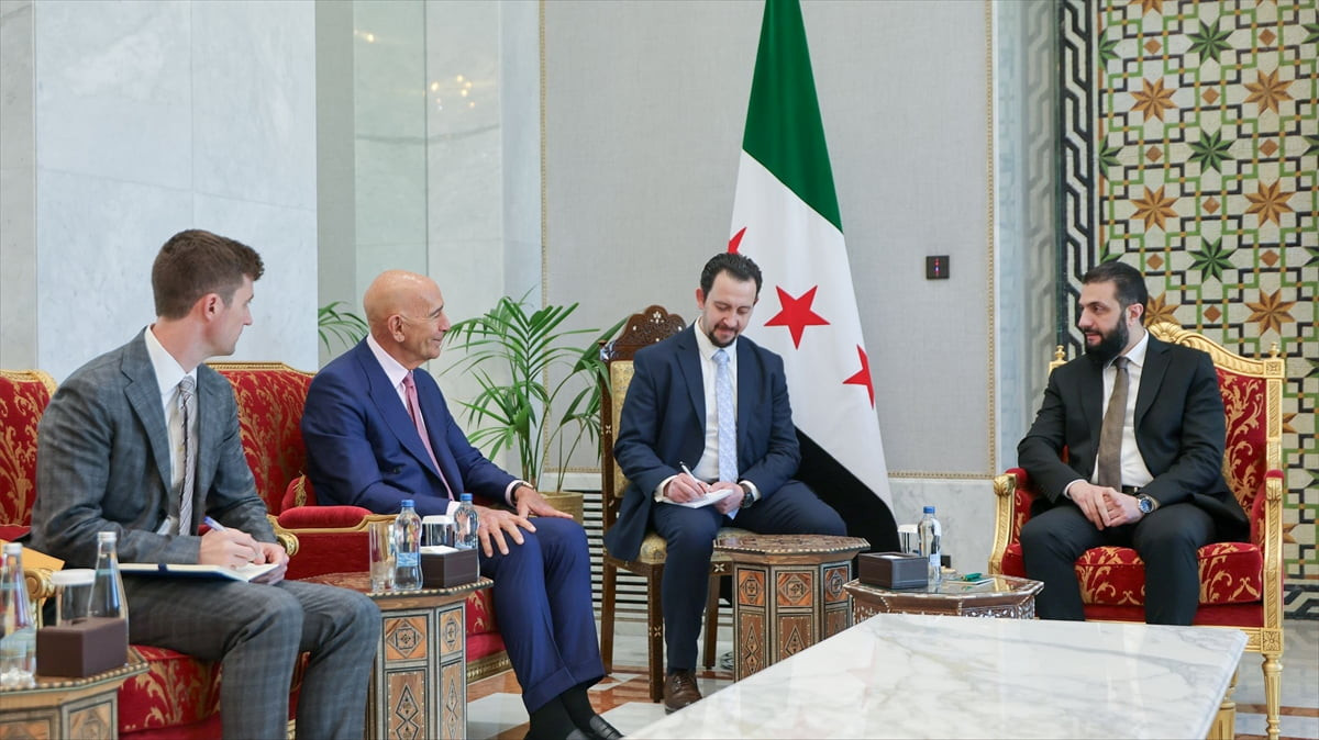 Suriye Cumhurbaşkanı Ahmed Şara (sağda), ABD'nin Ankara Büyükelçisi ve Suriye Özel Temsilcisi Tom...