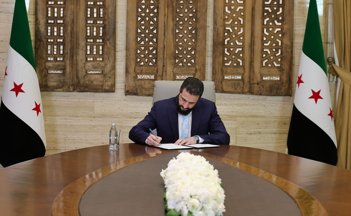 Suriye Cumhurbaşkanı Ahmed Şara, terör örgütü YPG/SDG ile ateşkes ve örgütün tam entegrasyonunu...