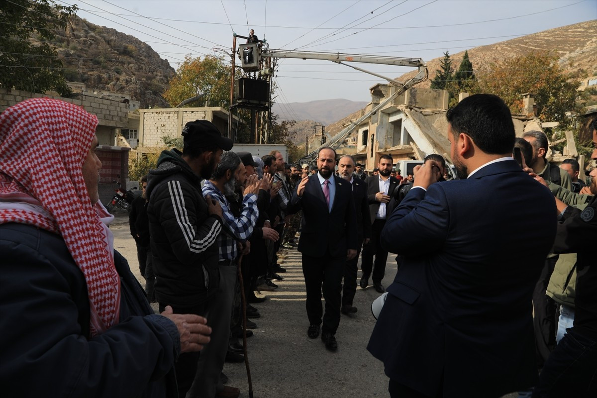 Suriye Enformasyon Bakanı Hamza İsrail'in hedef aldığı Şam Kırsalı iline bağlı Beyt Cin köyünde...