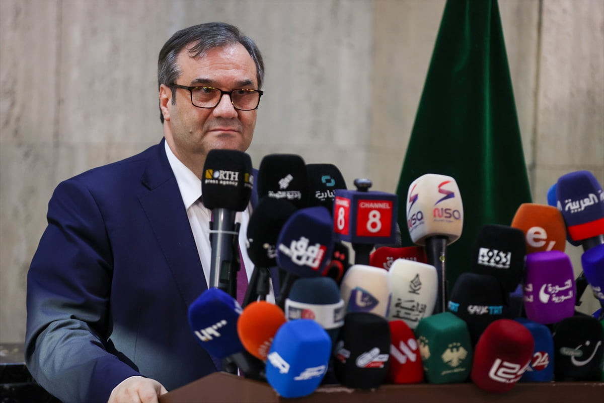 Suriye Merkez Bankası Başkanı Abdulkadir Husri, iki sıfır atılarak basılan yeni banknotların...