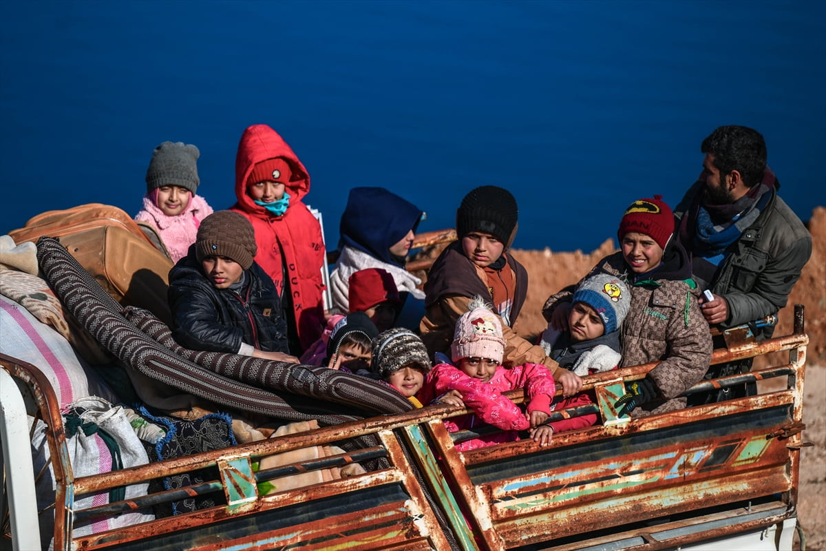 Suriye ordusu, Fırat Nehri’nin batısındaki Deyr Hafir-Meskene hattında terör örgütü YPG/SDG...