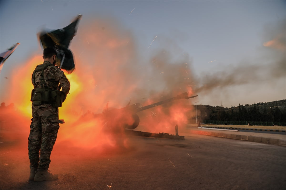 Suriye Ordusu’na bağlı birimler, 14 yıl sonra ilk kez Şam'daki Meçhul Asker Anıtı'nda ramazan...