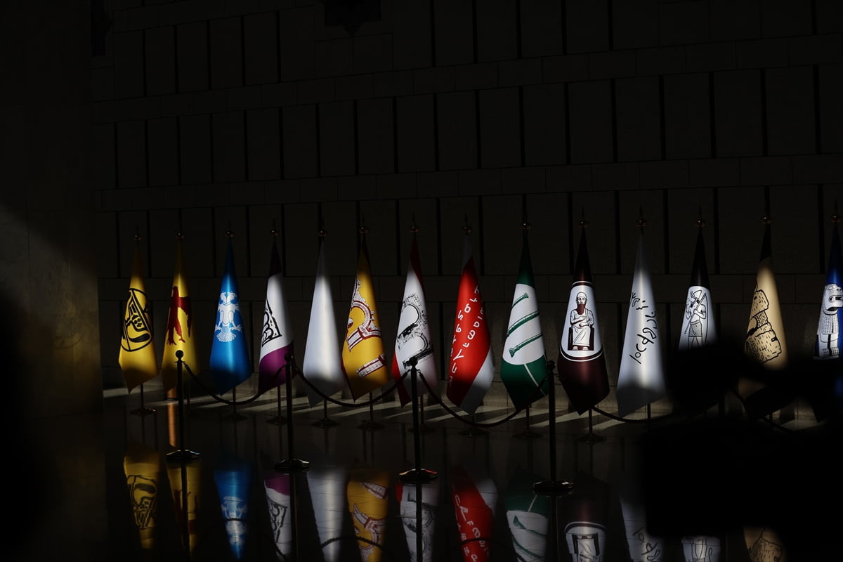  Suriye topraklarında geçmişte yaşamış bazı medeniyetlere ait temsili bayraklar, ilk kez resmi bir...