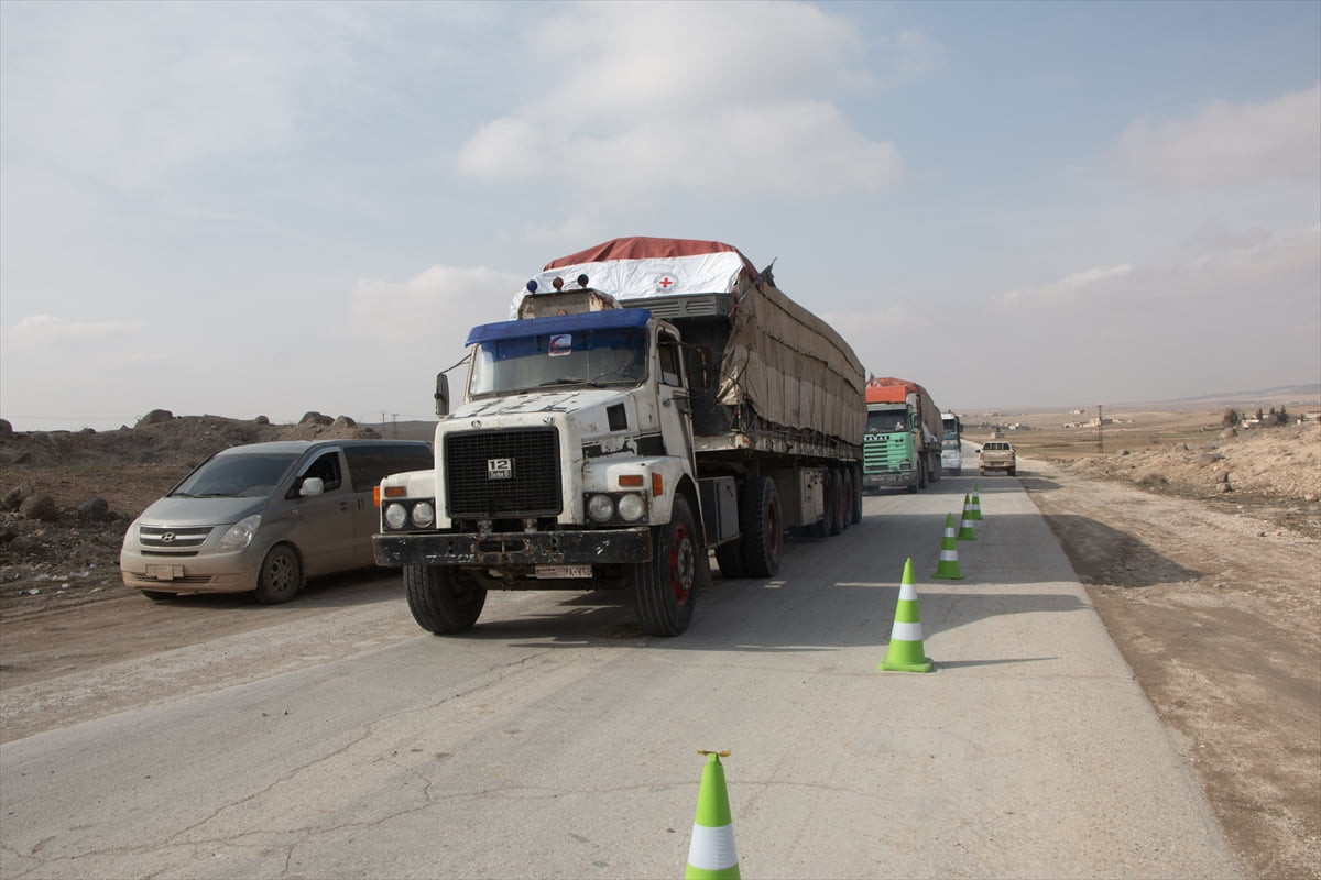 Suriye'de terör örgütü YPG işgalindeki Aynularab'a (Kobani) 5 tırdan oluşan ikinci insani yardım...