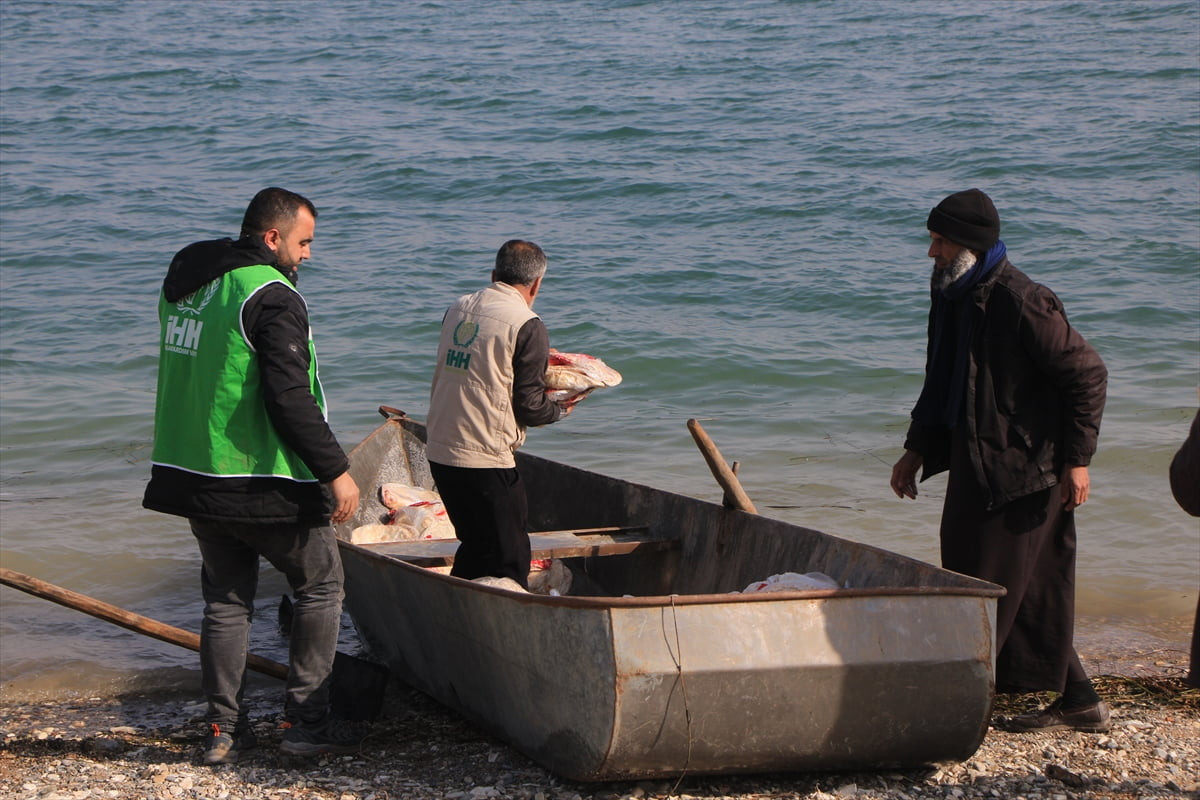 Suriye'de terör örgütü YPG'nin işgali nedeniyle kara ulaşımı kesilen Halep'in Aynularab (Kobani)...
