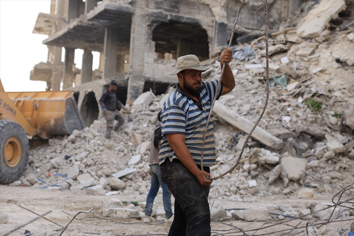 Suriye'de yıllar süren iç savaşın yol açtığı büyük yıkım nedeniyle yüz binlerce ev harabeye döndü....