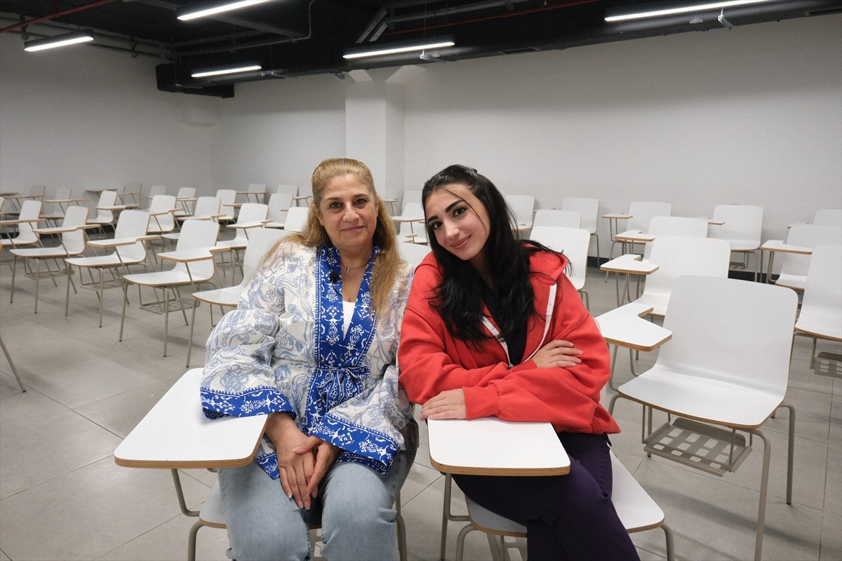 Suriye'deki savaş nedeniyle ülkelerini terk etmek zorunda kalan anne ve kızı, Türkiye'de...