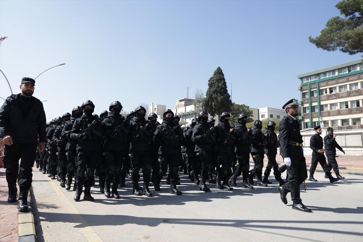 Suriye'nin başkenti Şam'da askeri eğitimlerini tamamlayan İçişleri Bakanlığı personeli 2 bin asker...