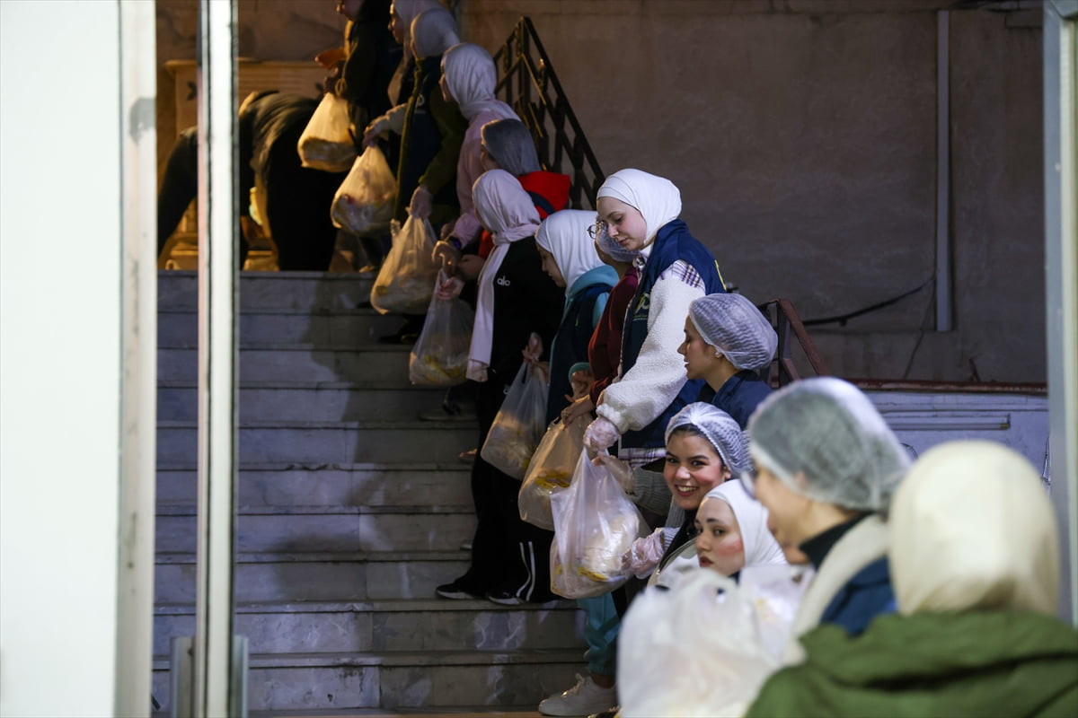 Suriye'nin başkenti Şam'da Aziz Nikola Kilisesi'nde hazırlanan sahur yemekleri, camilerde...