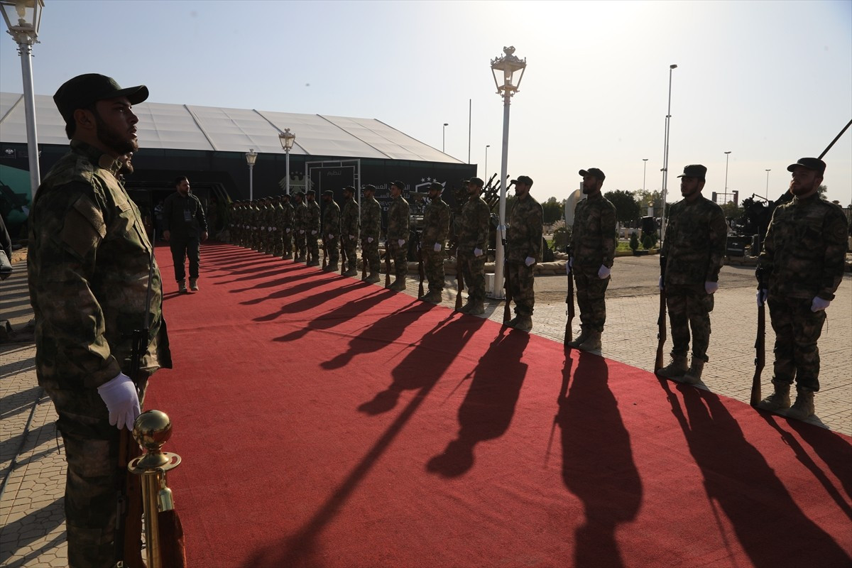 Suriye'nin başkenti Şam'da "Suriye Devrimi Askeri Fuarı" açıldı.