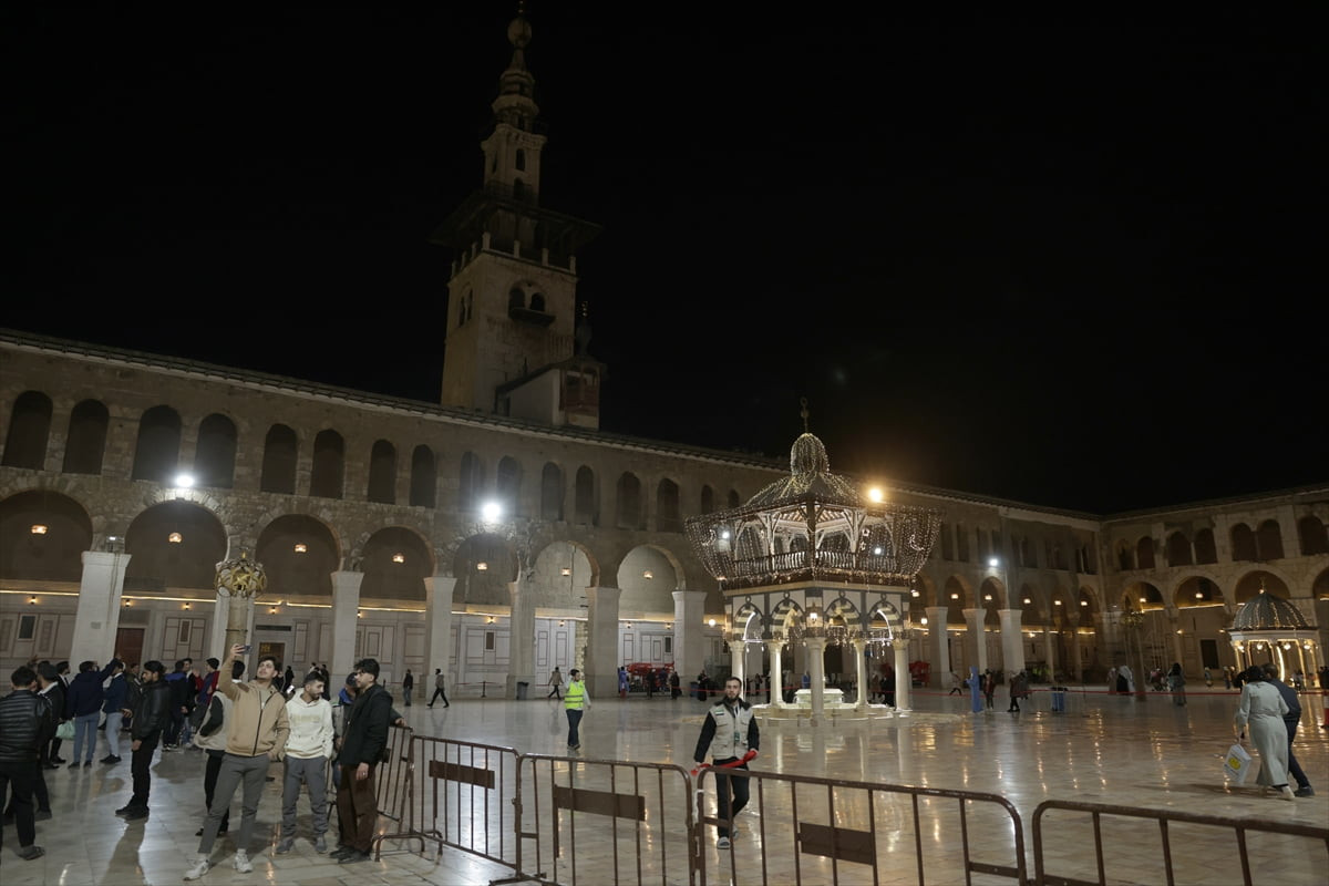 Suriye'nin başkenti Şam'daki tarihi Emevi Camisi'nde Kadir Gecesi idrak edildi. Ramazan ayının 27....
