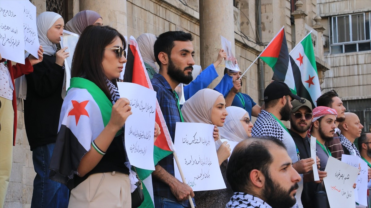 Suriye'nin başkenti Şam’da bir araya gelen onlarca kişi, Gazze ve Sudan halklarıyla dayanışma...