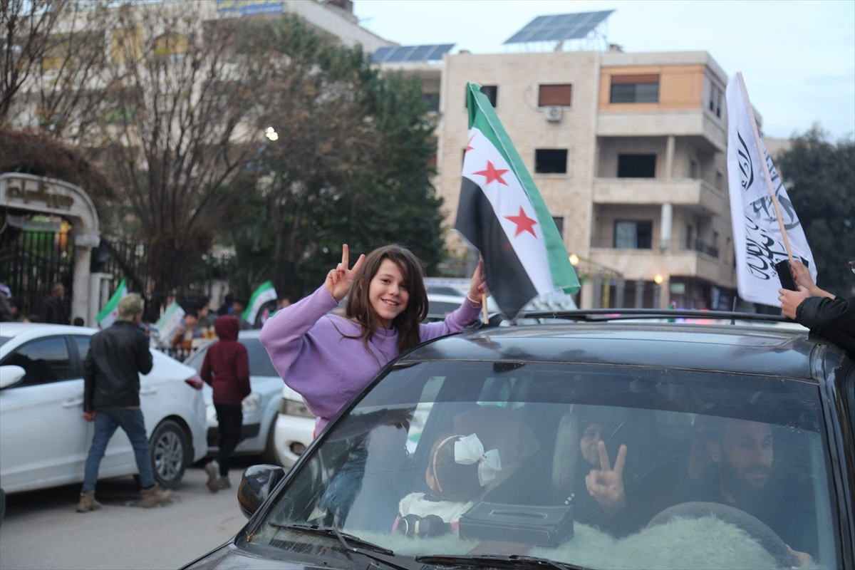 Suriye'nin farklı illerinde milyonlarca kişi, 61 yıllık Baas rejiminin devrilmesinin birinci yıl...