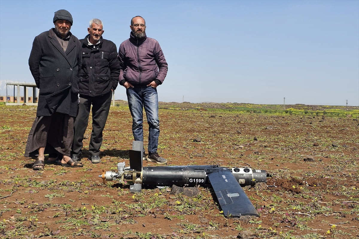 Suriye'nin güneyindeki Dera ilinde, İran'a ait 3 insansız hava aracının (İHA) düştüğü belirtildi....