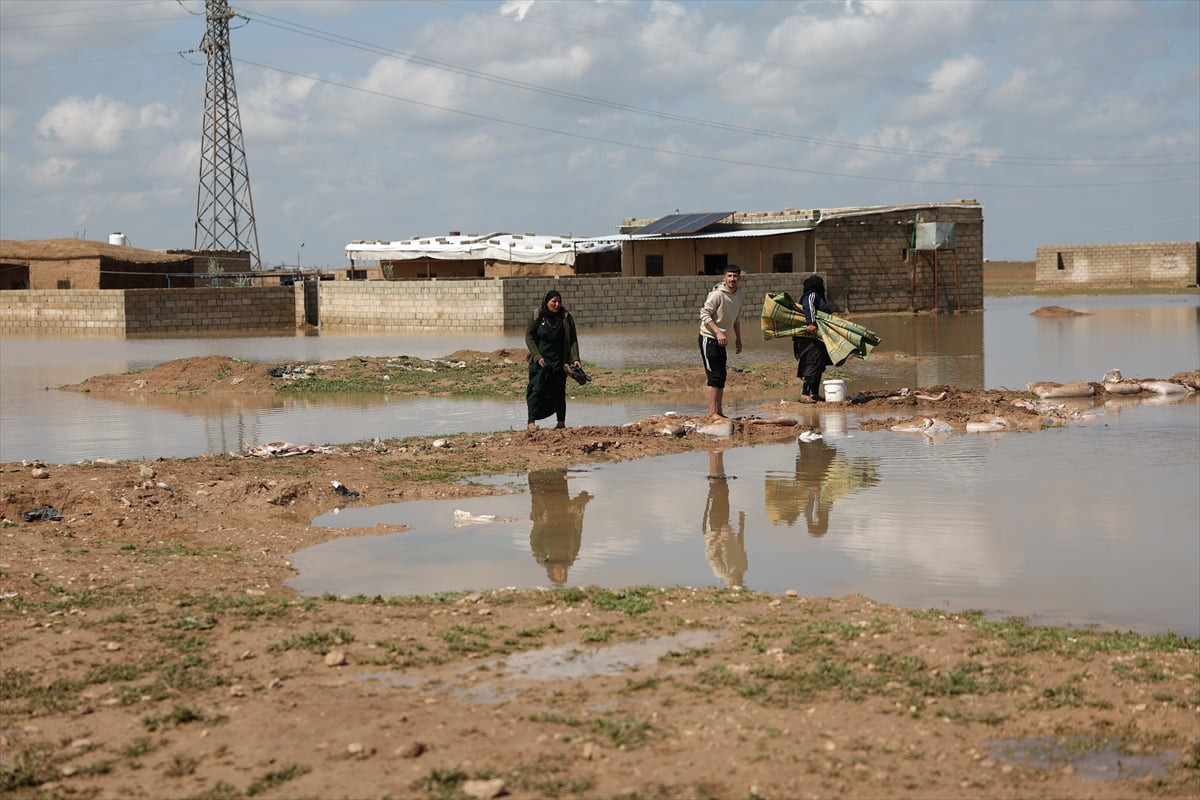 Suriye'nin Haseke ilinde etkili olan şiddetli yağışların yol açtığı sel nedeniyle 400 ev zarar...
