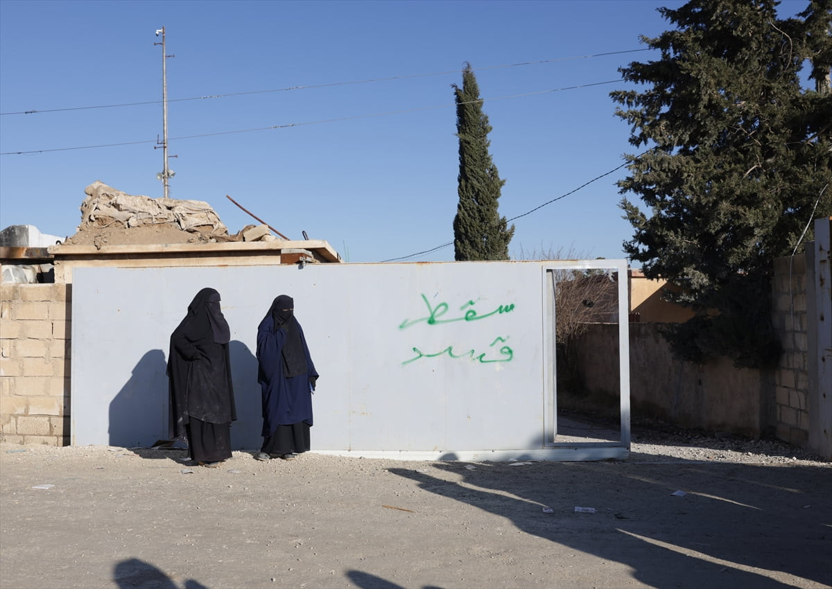 Suriye'nin Haseke ilinde hükümetin kontrolüne giren Hol Kampı'nda, DEAŞ'lıların yakınları dışında...