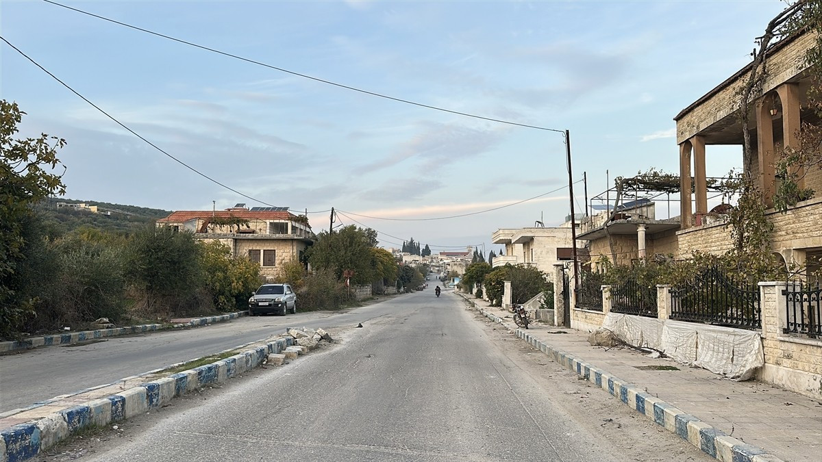 Suriye'nin kuzeyinde iç savaş döneminde Beşşar Esed rejiminin saldırılarıyla köylerini terk etmek...